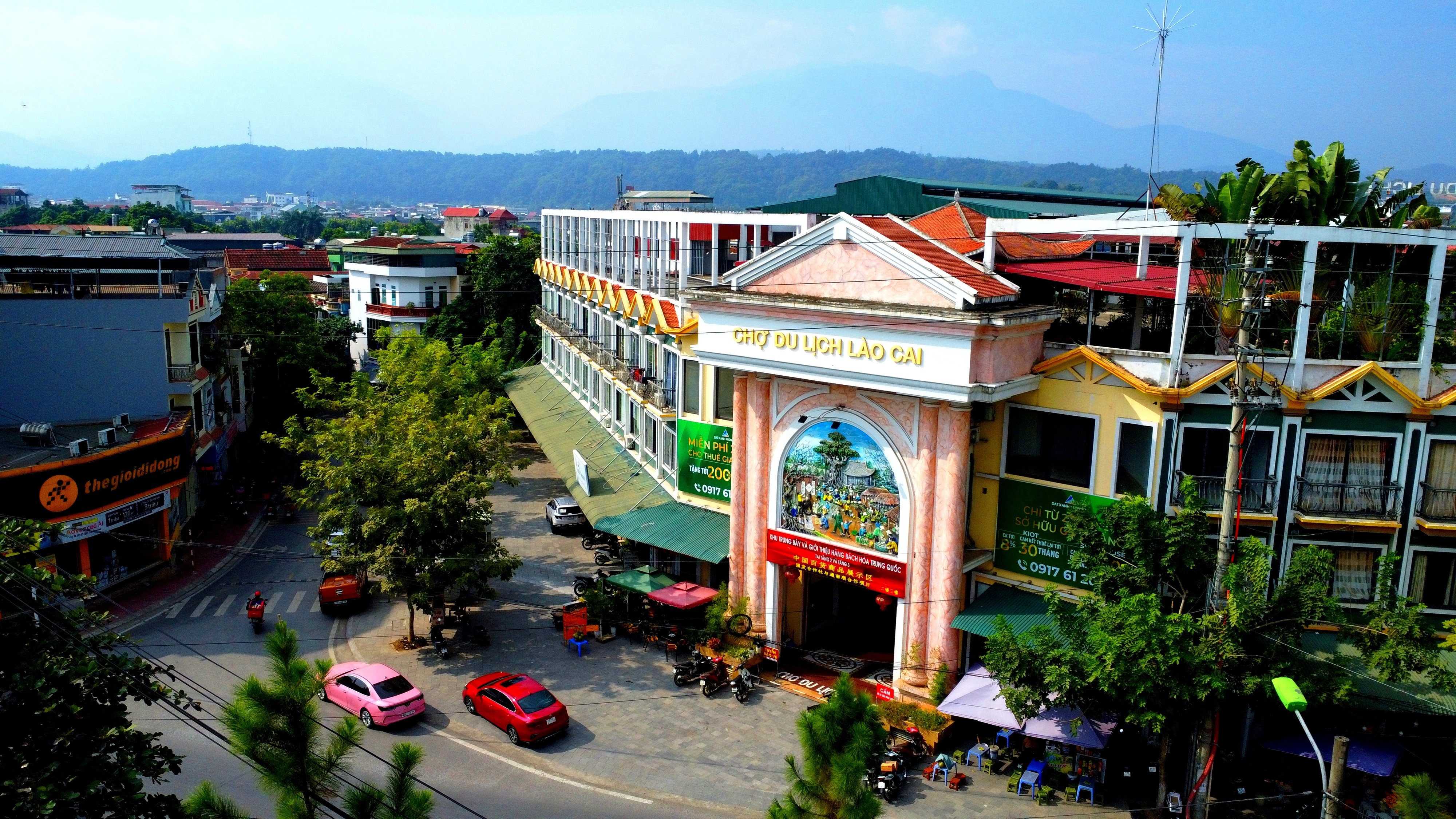 Những năm qua, được sự quan tâm của thành phố, hạ tầng cơ sở vật chất kỹ thuật phục vụ cho phát triển du lịch trên địa bàn phường Lào Cai được đầu tư khang trang (trong ảnh: Chợ du lịch Lào Cai với lối kiến trúc độc đáo, là điểm mua sắm của nhiều du khách trong và ngoài tỉnh). img-20241113-223421.jpg