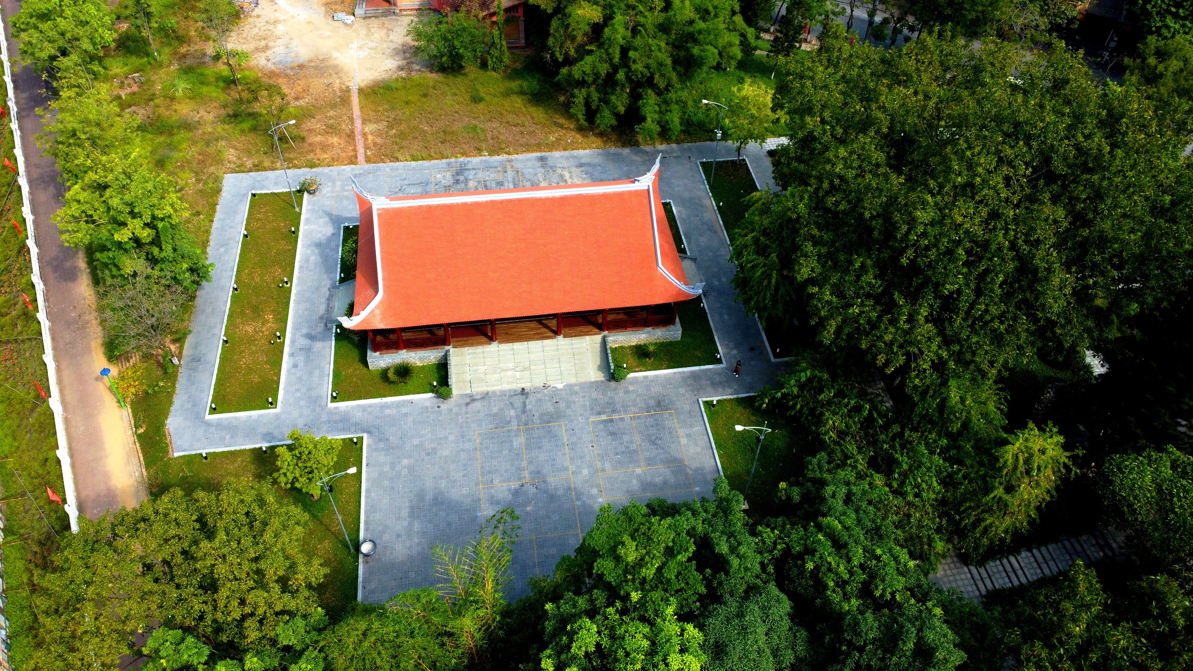 Địa điểm lưu niệm Chủ tịch Hồ Chí Minh nằm trên địa bàn phường Lào Cai, được xếp hạng di tích lịch sử - văn hóa quốc gia vào năm 2022. Đây là một trong những "địa chỉ đỏ" để giáo dục truyền thống, lý tưởng cách mạng cho thanh thiếu niên. img-20241113-223554.jpg