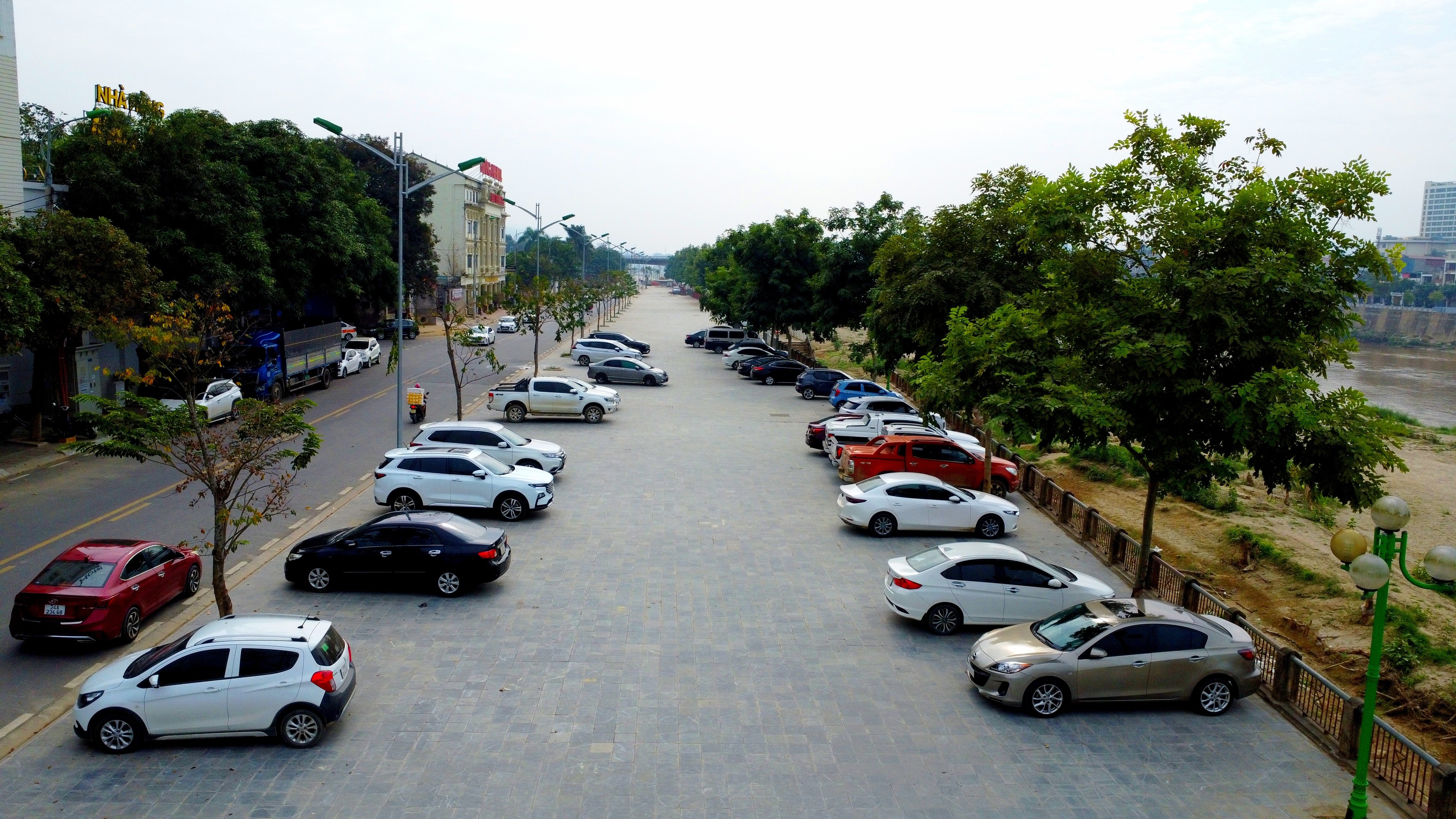 Đời sống của người dân phường Lào Cai ngày càng được nâng cao, thể hiện qua số lượng phương tiện giao thông các gia đình sở hữu. img-20241113-223740.jpg