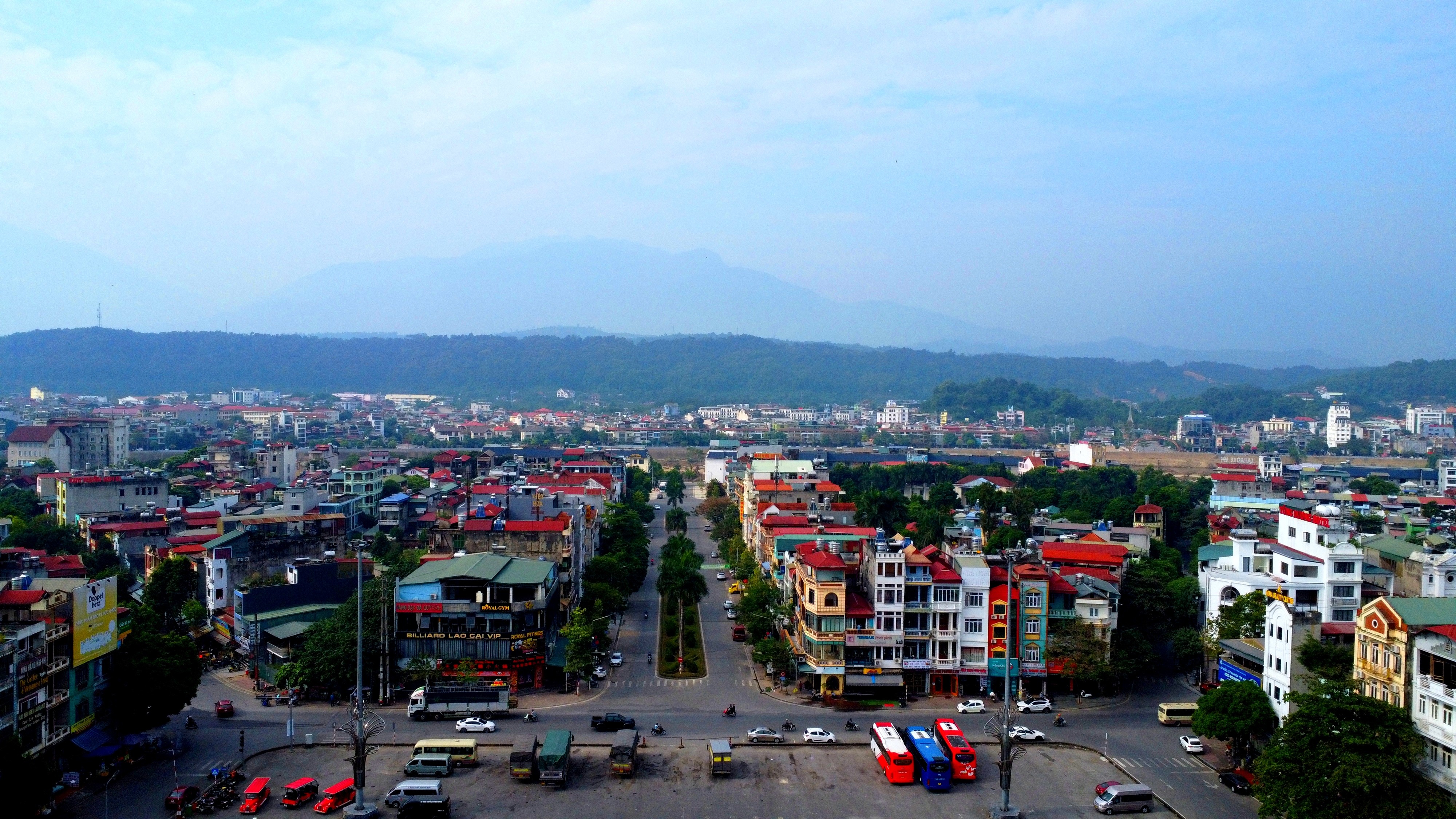 Phường Lào Cai nằm ở phía Bắc thành phố Lào Cai với diện tích 7,8 km2, phía Đông giáp Bảo Thắng, phía Tây giáp phường Cốc Lếu, phía Nam giáp phường Kim Tân và xã Vạn Hòa, phía Bắc giáp Trung Quốc. img-20241113-223649.jpg