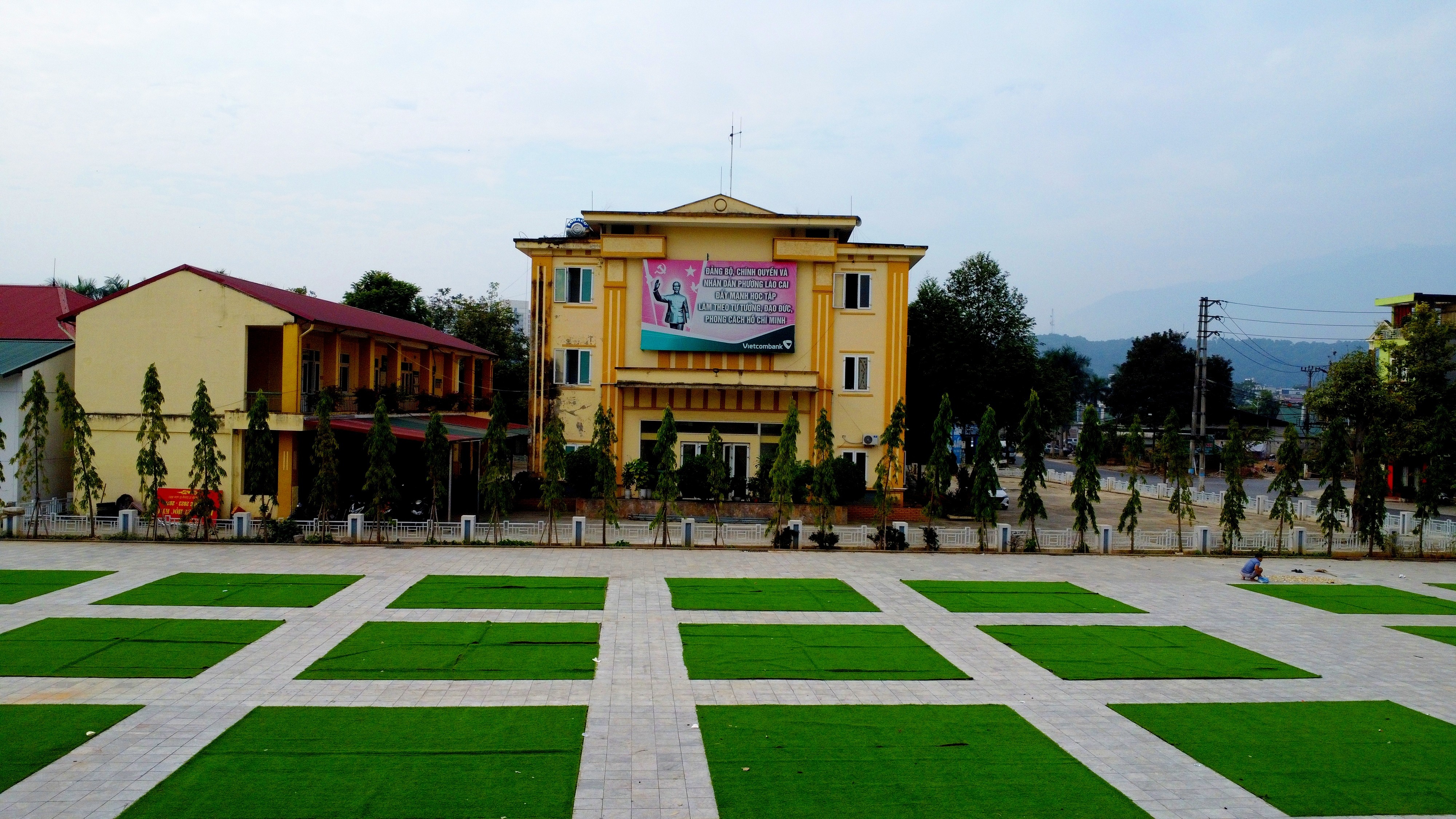 Cơ quan hành chính phường Lào Cai được xây dựng khang trang, đáp ứng ngày một tốt hơn yêu cầu tiếp nhận, giải quyết các thủ tục hành chính của Nhân dân trên địa bàn. img-20241113-223945.jpg