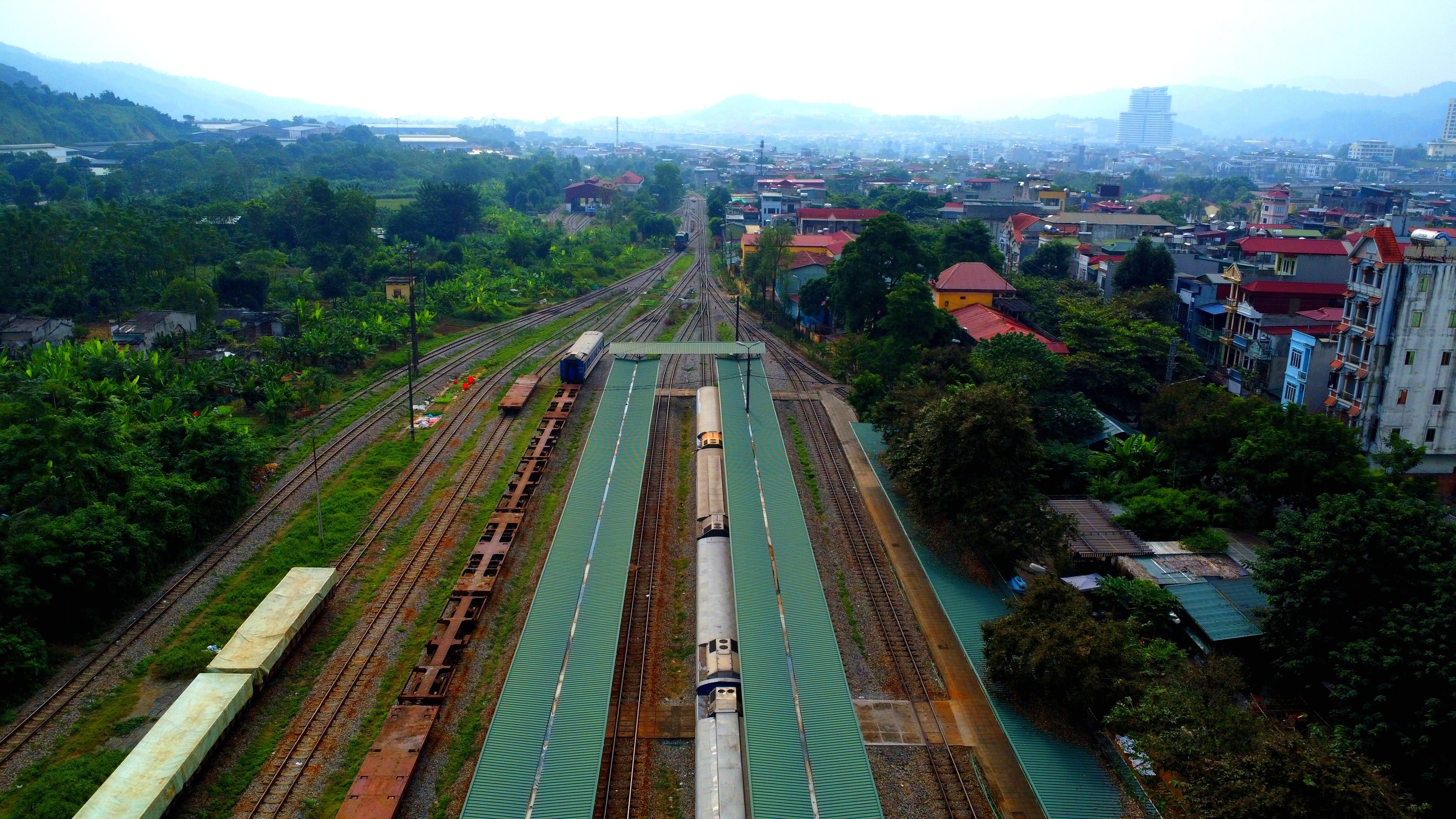 Với lợi thế có ga liên vận quốc tế Lào Cai, hoạt động giao thương giữa các địa phương trong nước và với tỉnh Vân Nam (Trung Quốc) bằng đường sắt diễn ra sôi động, nhờ đó kinh tế - xã hội của phường Lào Cai cũng không ngừng phát triển. img-20241113-223116.jpg