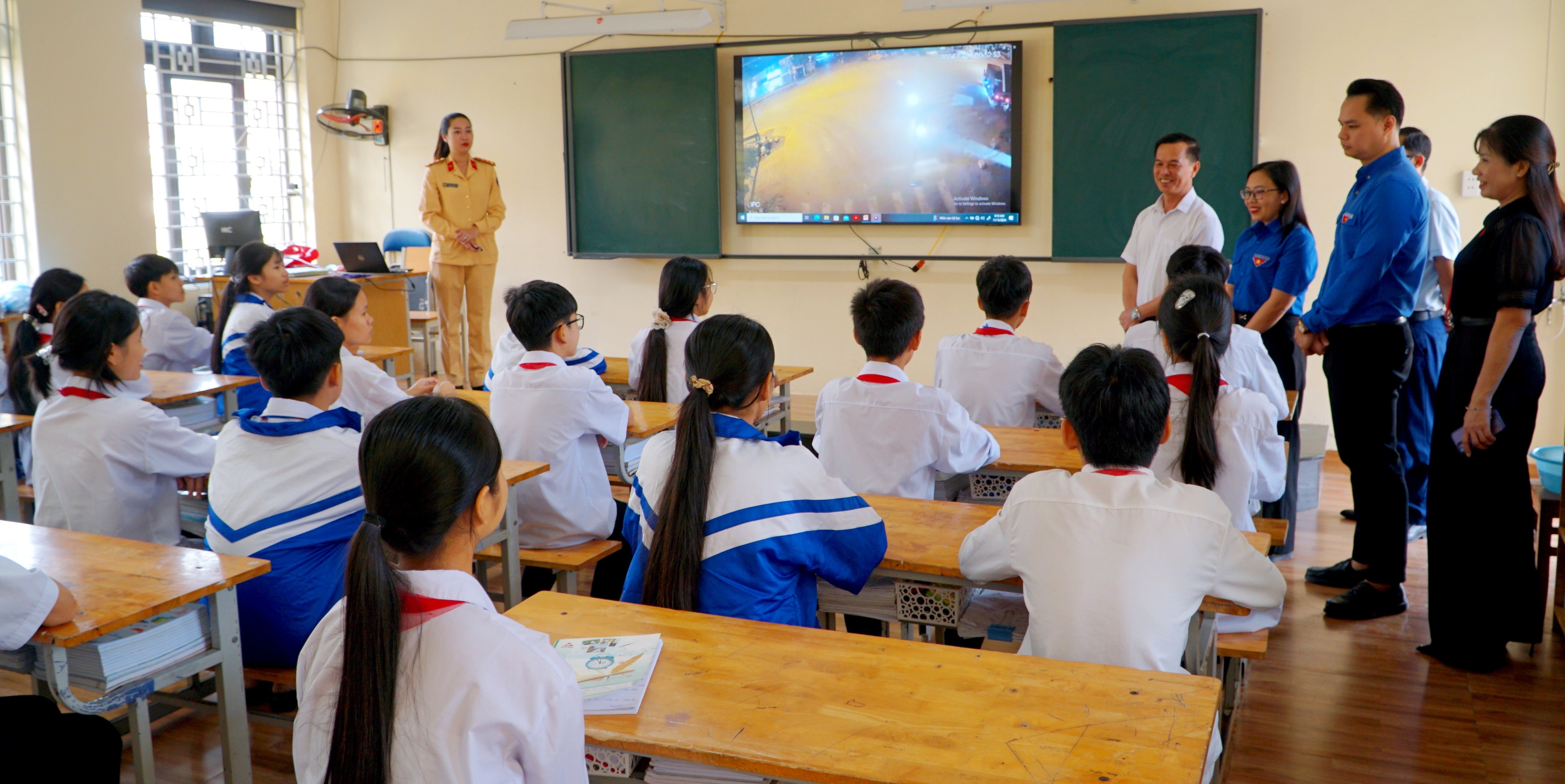 Tuyên truyền đảm bảo trật tự, an toàn giao thông cho học sinh. img-20241115-113344.jpg