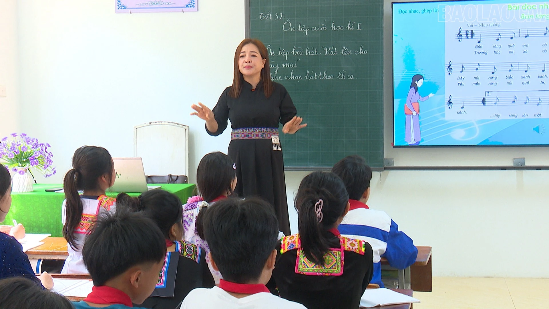 Cô giáo Hà Thị Huyền hướng dẫn học sinh trong tiết học âm nhạc.