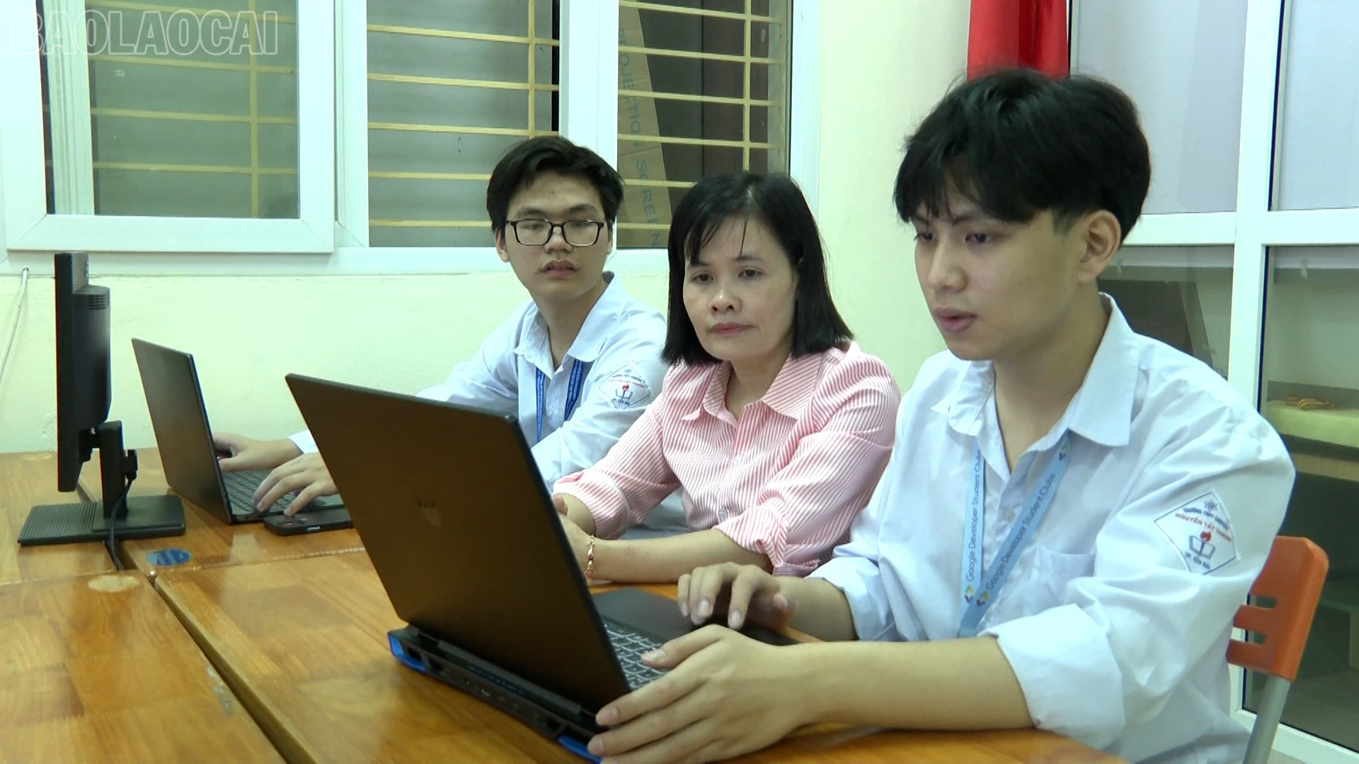 Cô giáo Lục Thị Thu Hoài hướng dẫn Thắng (ngoài cùng bên phải) và Nguyên thực hiện dự án.