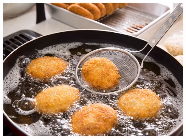 Nên hạn chế ăn thực phẩm chiên rán để đảm bảo sức khỏe tốt nhất. Ảnh: Shutter Stock