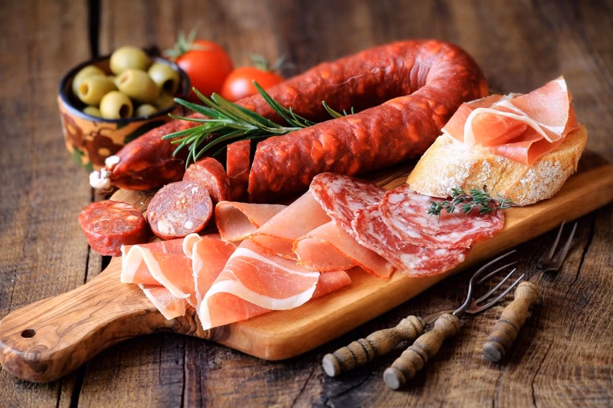 Các loại thịt chế biến sẵn là kẻ thù của tuổi thọ. Ảnh: Getty Images