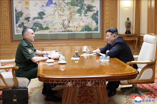 Nhà lãnh đạo Triều Tiên Kim Jong Un (phải) tiếp Thứ trưởng Bộ Quốc phòng Nga Alexei Krivoruchko ở Bình Nhưỡng ngày 18/7/2024. (Ảnh: KCNA/TTXVN).