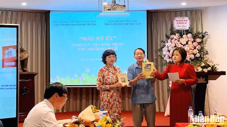 Giám đốc Bảo tàng Báo chí Việt Nam Trần Thị Kim Hoa (người bên trái) tiếp nhận hai cuốn sách nhà báo Trần Văn Hiền (người đứng giữa) trao tặng Bảo tàng.
