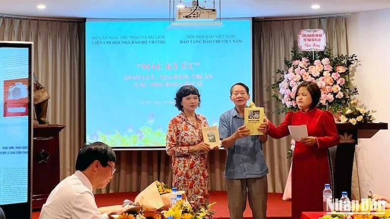 Giám đốc Bảo tàng Báo chí Việt Nam Trần Thị Kim Hoa (người bên trái) tiếp nhận hai cuốn sách nhà báo Trần Văn Hiền (người đứng giữa) trao tặng Bảo tàng.