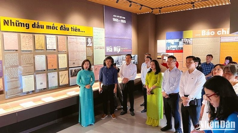 Cũng trong khuôn khổ chương trình, các đại biểu, khách mời đã tham quan không gian Bảo tàng Báo chí Việt Nam, ngôi nhà di sản của các thế hệ người làm báo, nơi lưu giữ, trưng bày trên 35.000 tài liệu, hiện vật qua các thời kỳ của nền báo chí Việt Nam gần một thế kỷ qua.