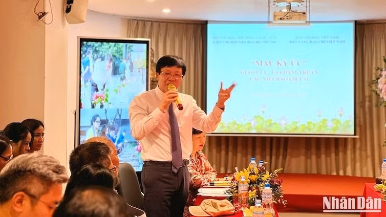 Nhà báo Hồ Quang Lợi, nguyên Phó Tổng Biên tập Báo Quân đội nhân dân, nguyên Tổng Biên tập báo Hà nội mới, Phó Chủ tịch Hội Truyền thông số Việt Nam phát biểu tại tọa đàm.