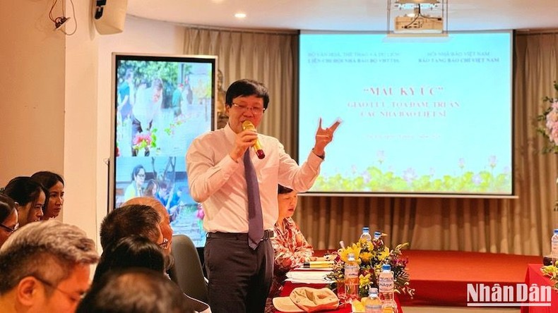 Nhà báo Hồ Quang Lợi, nguyên Phó Tổng Biên tập Báo Quân đội nhân dân, nguyên Tổng Biên tập báo Hà nội mới, Phó Chủ tịch Hội Truyền thông số Việt Nam phát biểu tại tọa đàm.