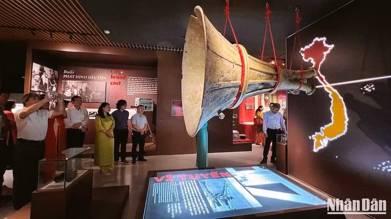 Một hiện vật nổi bật tại Bảo tàng là chiếc loa khổng lồ từng đặt tại bên sông Bến Hải (Quảng Trị), phát đi các chương trình tin tức, văn nghệ... giữa hai bên vĩ tuyến 17 trong cuộc chiến đấu giải phóng miền nam, thống nhất đất nước.