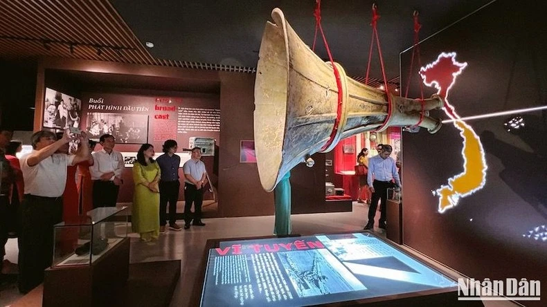 Một hiện vật nổi bật tại Bảo tàng là chiếc loa khổng lồ từng đặt tại bên sông Bến Hải (Quảng Trị), phát đi các chương trình tin tức, văn nghệ... giữa hai bên vĩ tuyến 17 trong cuộc chiến đấu giải phóng miền nam, thống nhất đất nước.