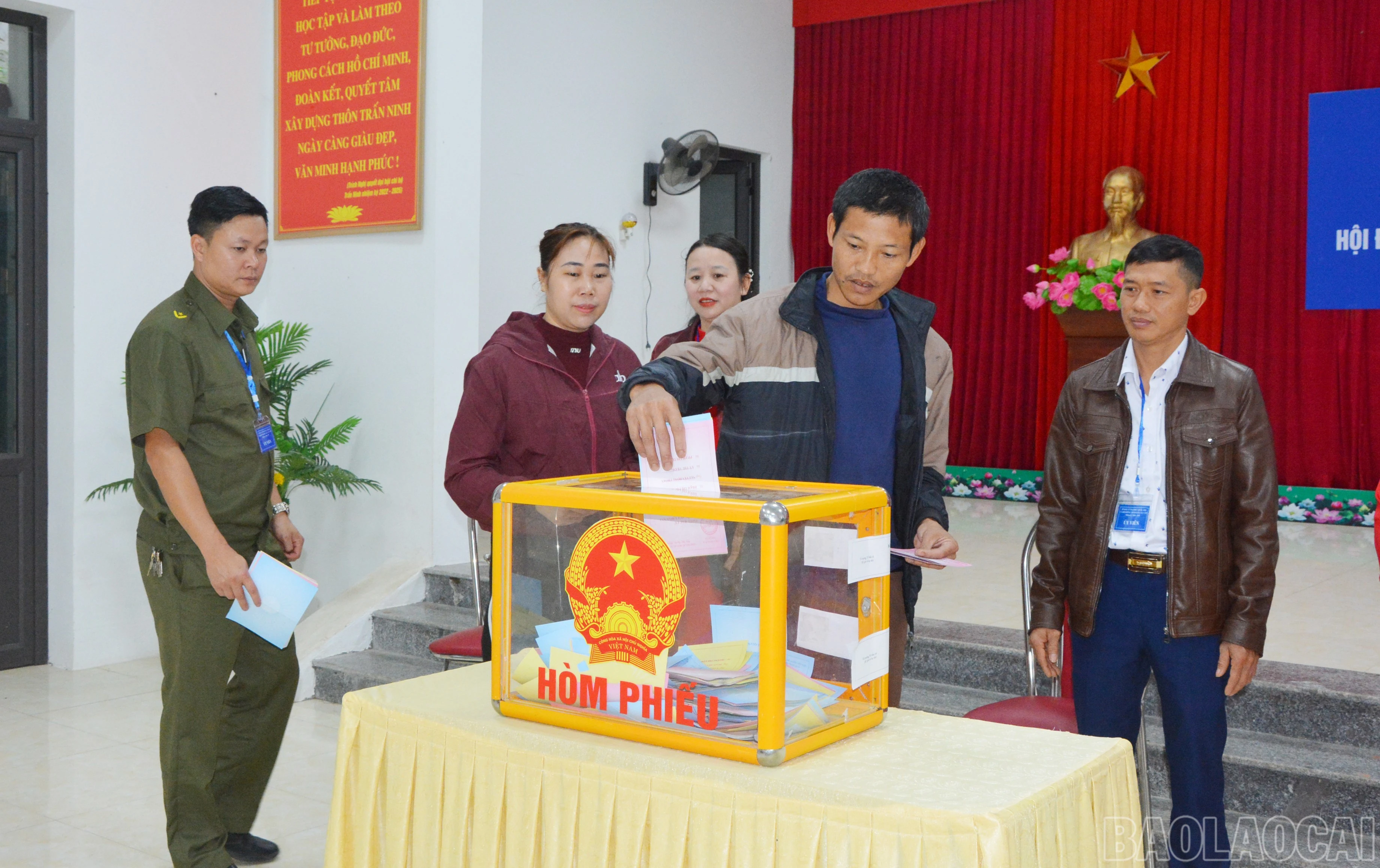 Không khí bầu cử tại các khu vực bỏ phiếu diễn ra nghiêm túc, phấn khởi.