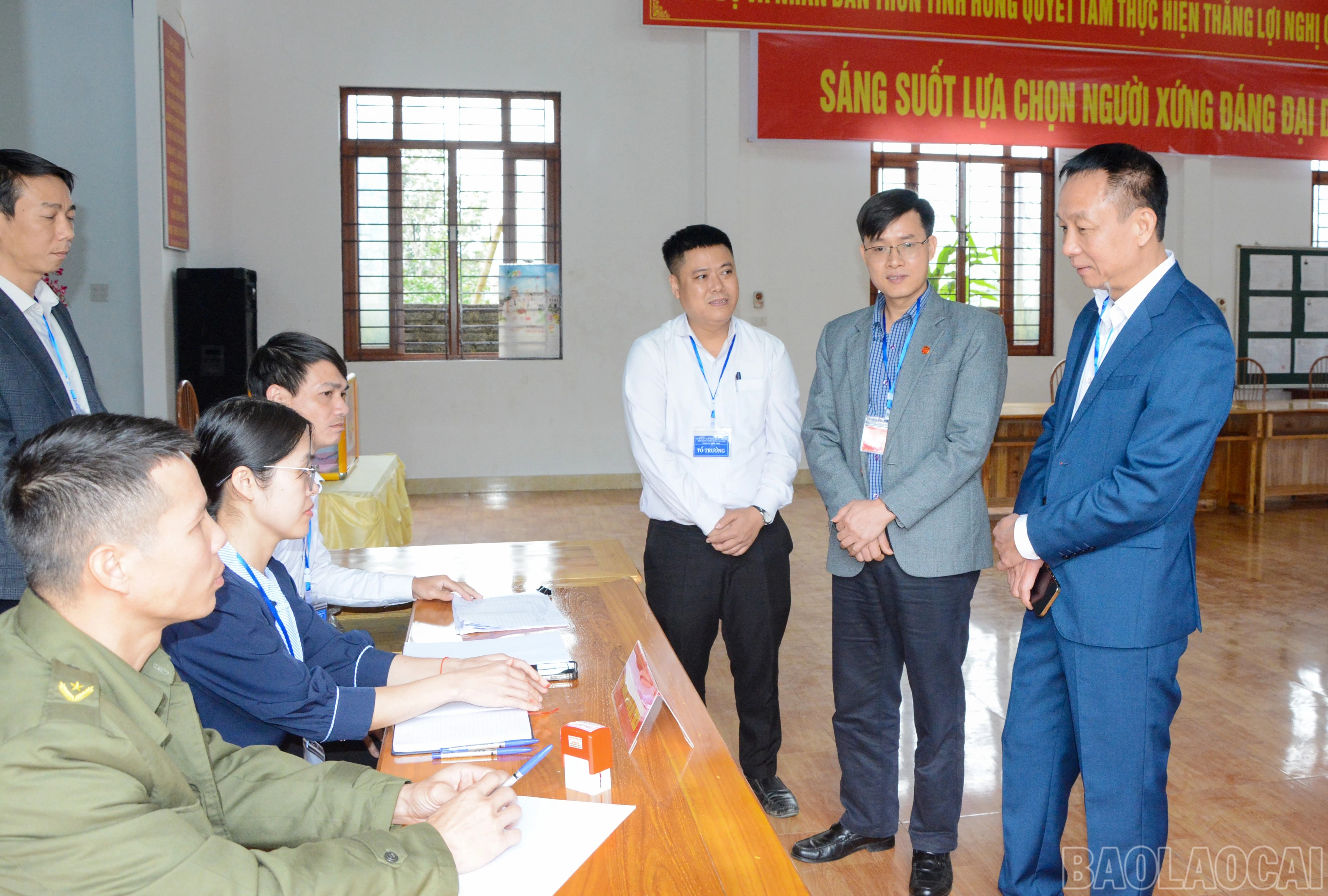 Đồng chí Phó Chủ tịch Thường trực HĐND tỉnh Vũ Quỳnh Khánh kiểm tra công tác bầu cử tại khu vực bỏ phiếu số 7, thôn Tĩnh Hưng, xã Hưng Khánh.