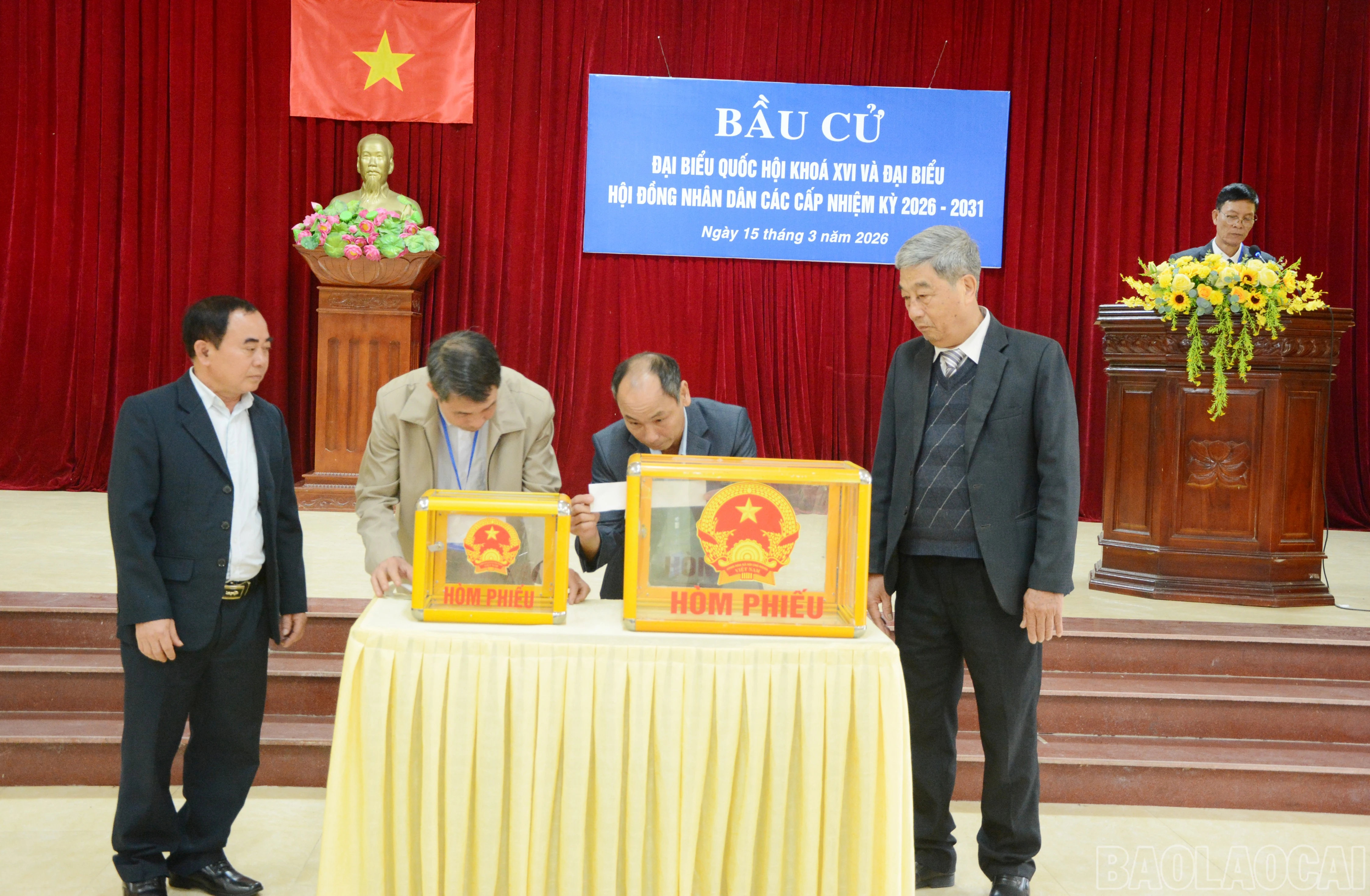 Tổ bầu cử khu vực bỏ phiếu số 16 thực hiện niêm phong hòm phiếu trước sự chứng kiến của Nhân dân.