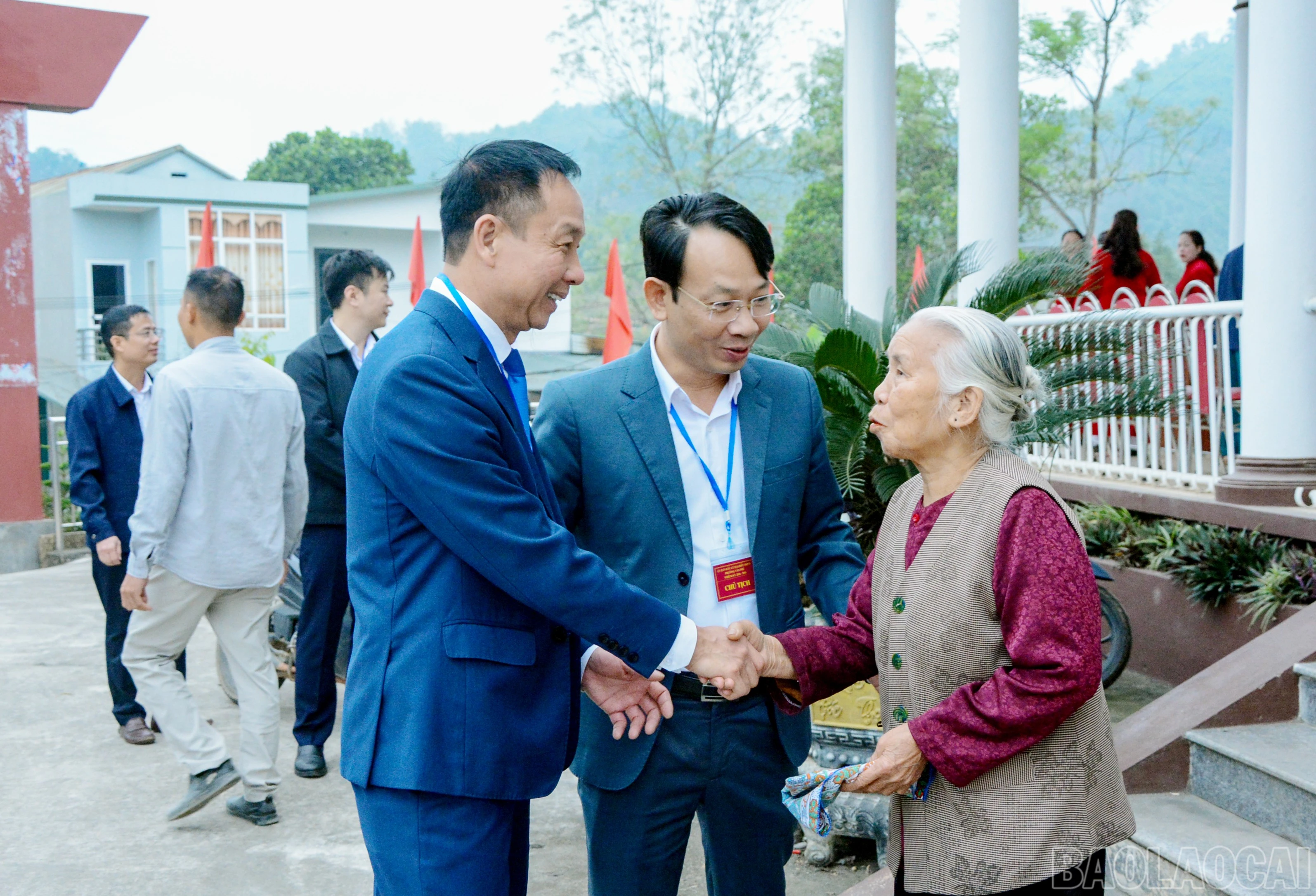 Đồng chí Phó Chủ tịch Thường trực HĐND tỉnh Vũ Quỳnh Khánh cùng lãnh đạo phường Văn Phú trao đổi với cử tri tổ dân phố Trấn Ninh.