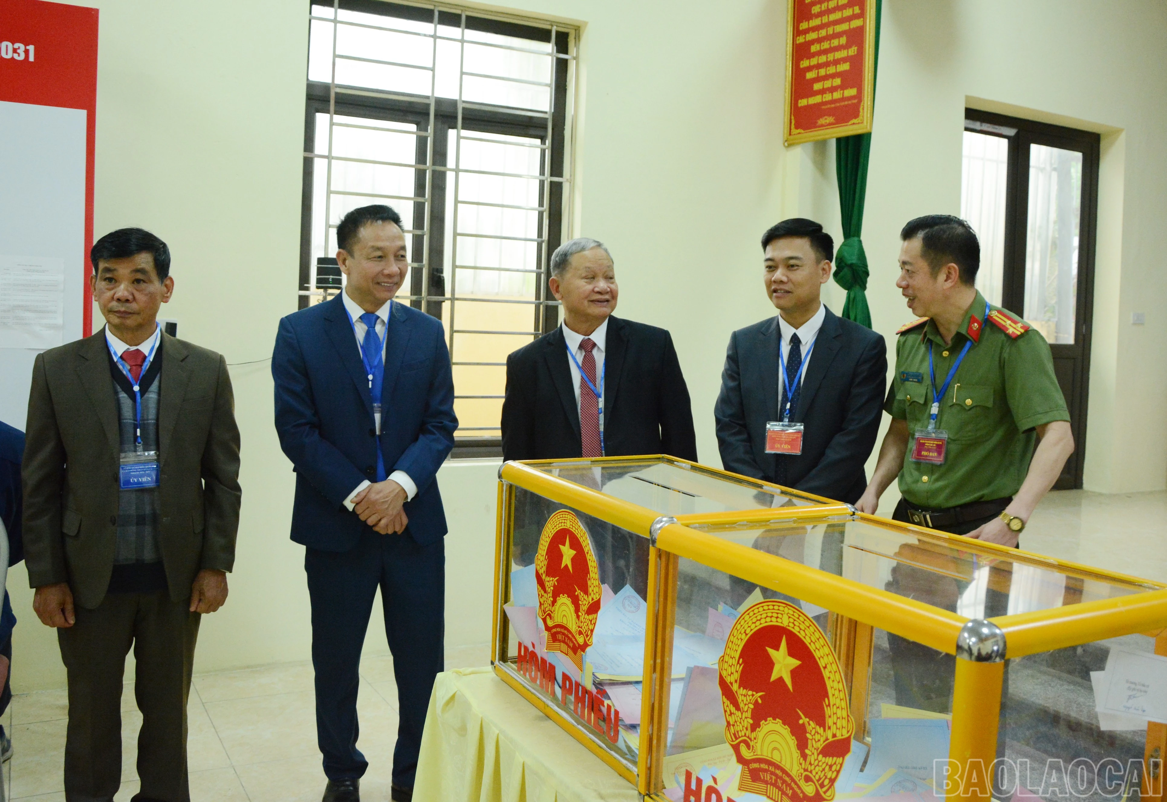Đồng chí Phó Chủ tịch Thường trực HĐND tỉnh Vũ Quỳnh Khánh kiểm tra công tác bầu cử tại khu vực bỏ phiếu số 8, tổ dân phố 8, phường Văn Phú.