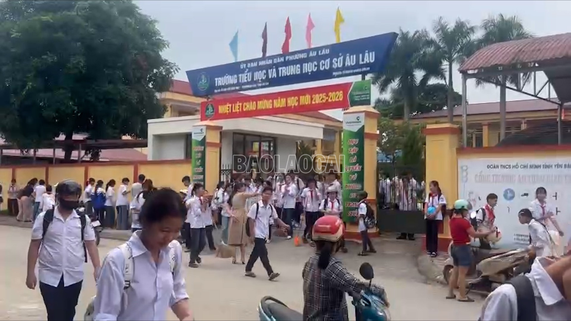 Ngay sau lũ, thầy và trò Âu Lâu đã tới trường. baolaocai-c_au-lau.jpg