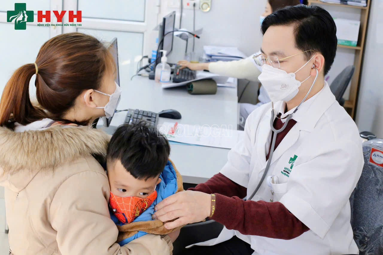Trang thiết bị hiện đại, đội ngũ thầy thuốc giỏi chuyên môn và tinh thần thái độ ân cần là điểm sáng của Bệnh viện (Trong ảnh: Bác sỹ Hồ Hữu Hóa - Giám đốc Điều hành trực tiếp khám bệnh cho người dân) baolaocai-c_028d1c0081290b775238.jpg