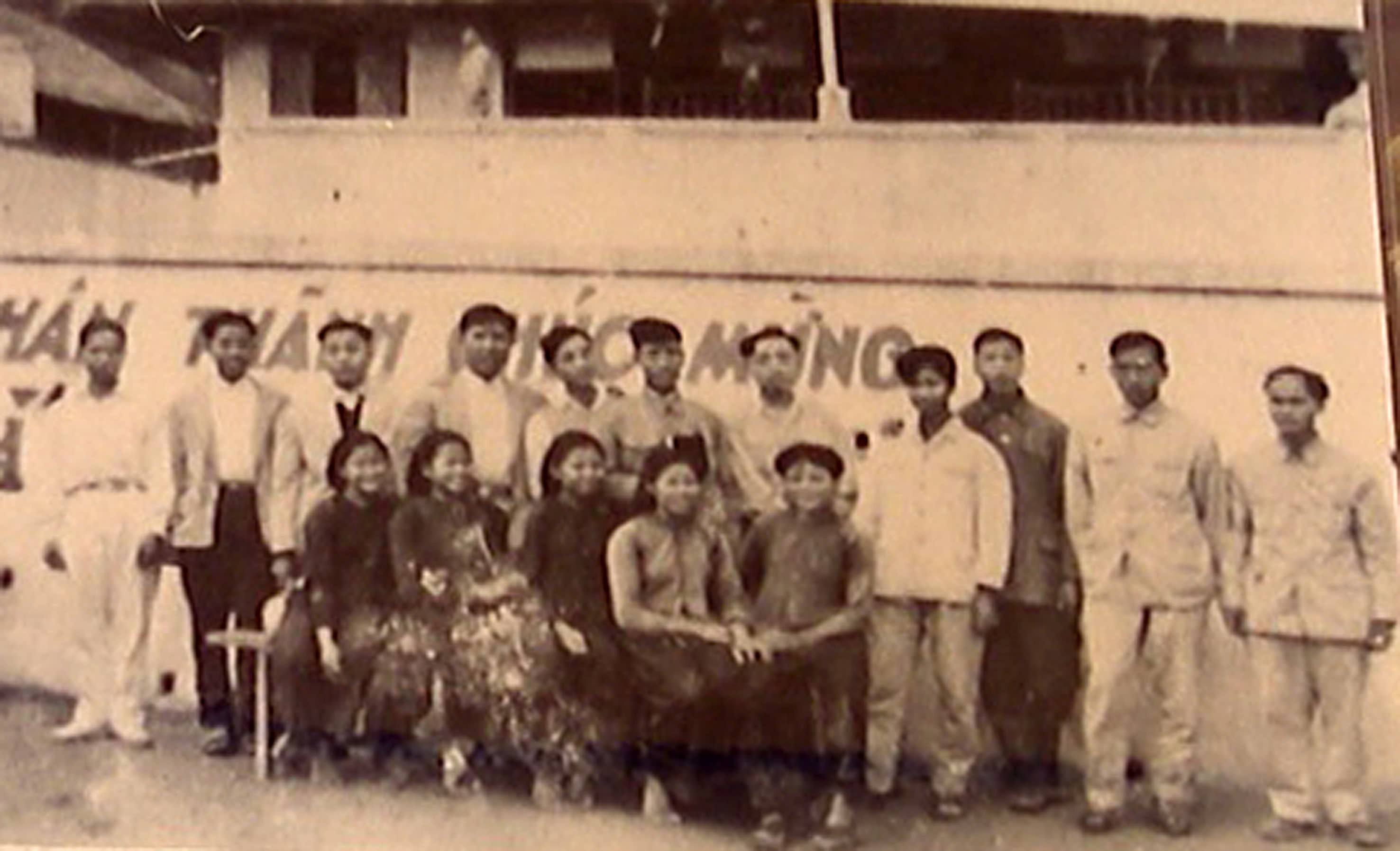 Các chiến sỹ Trung đoàn 102 (Trung đoàn Thủ đô ) chụp ảnh lưu niệm với thiếu nữ Hà Nội năm 1954. dich.jpg