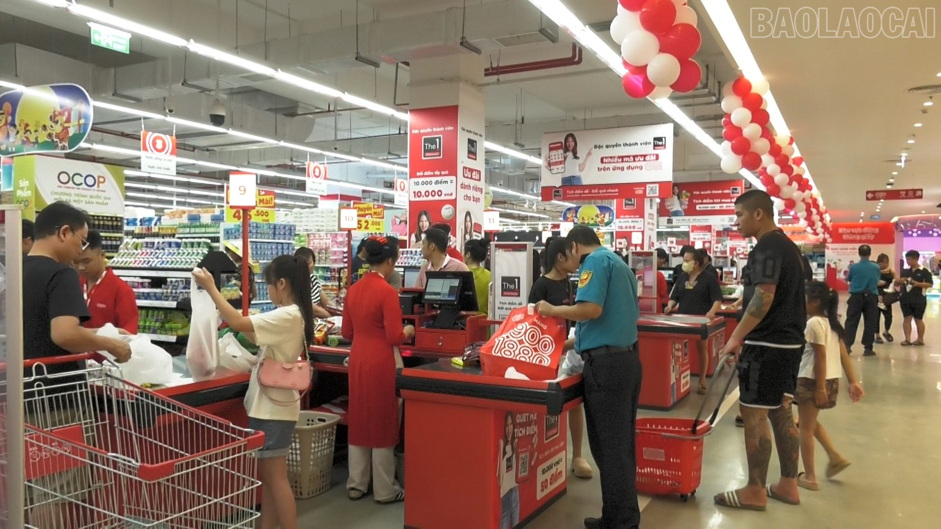 Người dân đến các cửa hàng, siêu thị mua nhu yếu phẩm, sẵn sàng cho những ngày mưa lũ. baolaocai-tr_sequence-0100-21-09-13still007.jpg