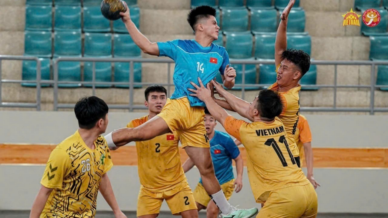 Vận động viên Đàm Đức Mạnh (áo xanh) - thành viên Đội tuyển bóng ném quốc gia, kỳ vọng mang huy chương vàng về cho Việt Nam tại kỳ Sea Games 33.