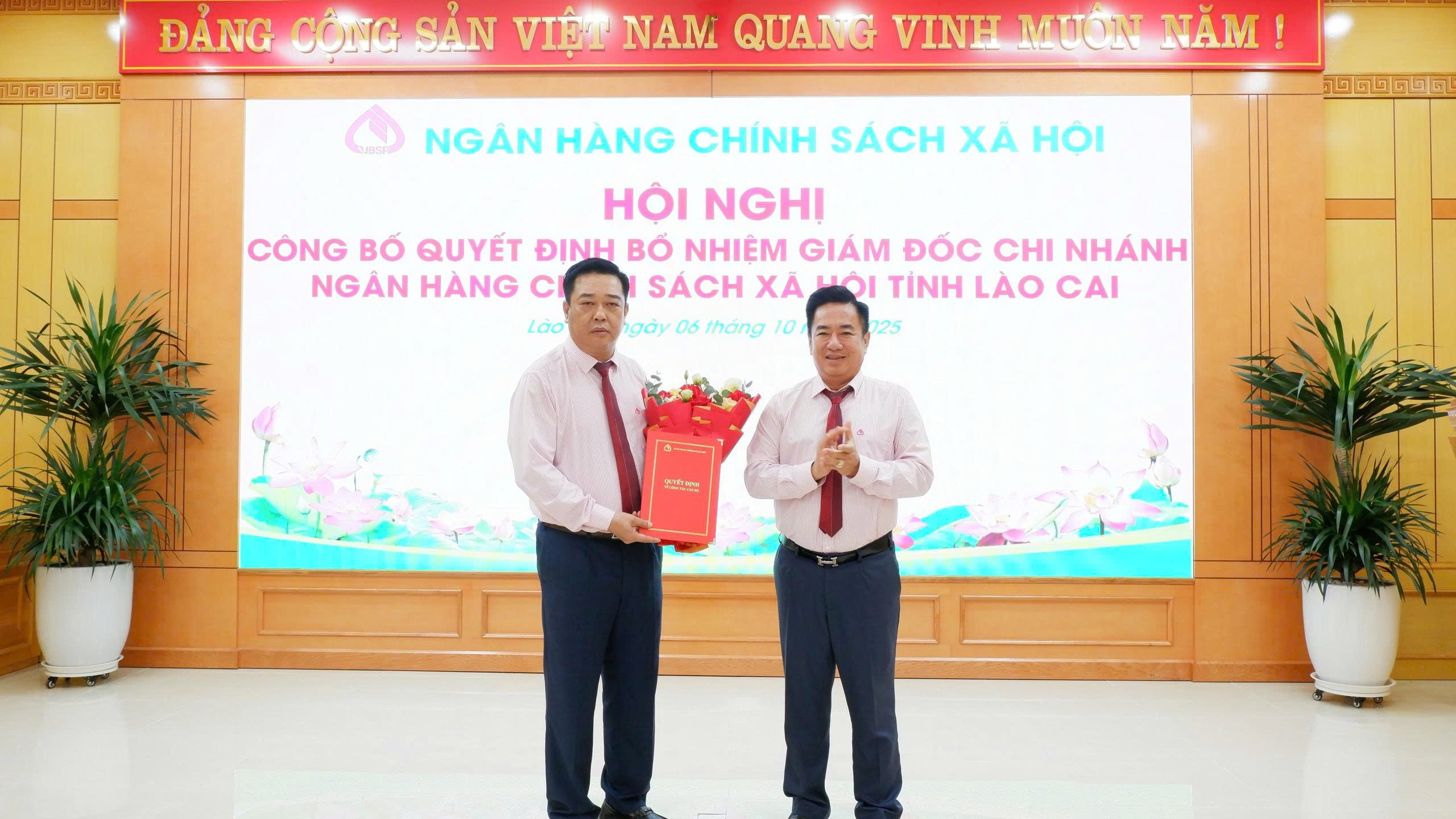Đồng chí Huỳnh Văn Thuận trao quyết định bổ nhiệm Giám đốc Chi nhánh Ngân hàng CSXH tỉnh Lào Cai. adeebe6632d3b88de1c2.jpg