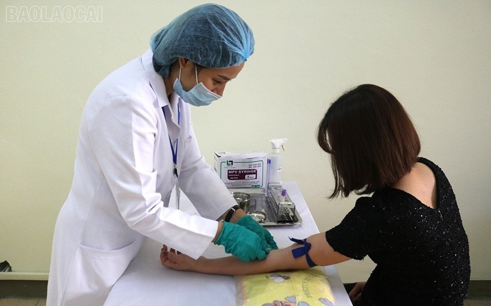 Ngày càng nhiều người đã chủ động đến cơ sở y tế xét nghiệm chẩn đoán HIV (ảnh minh họa).