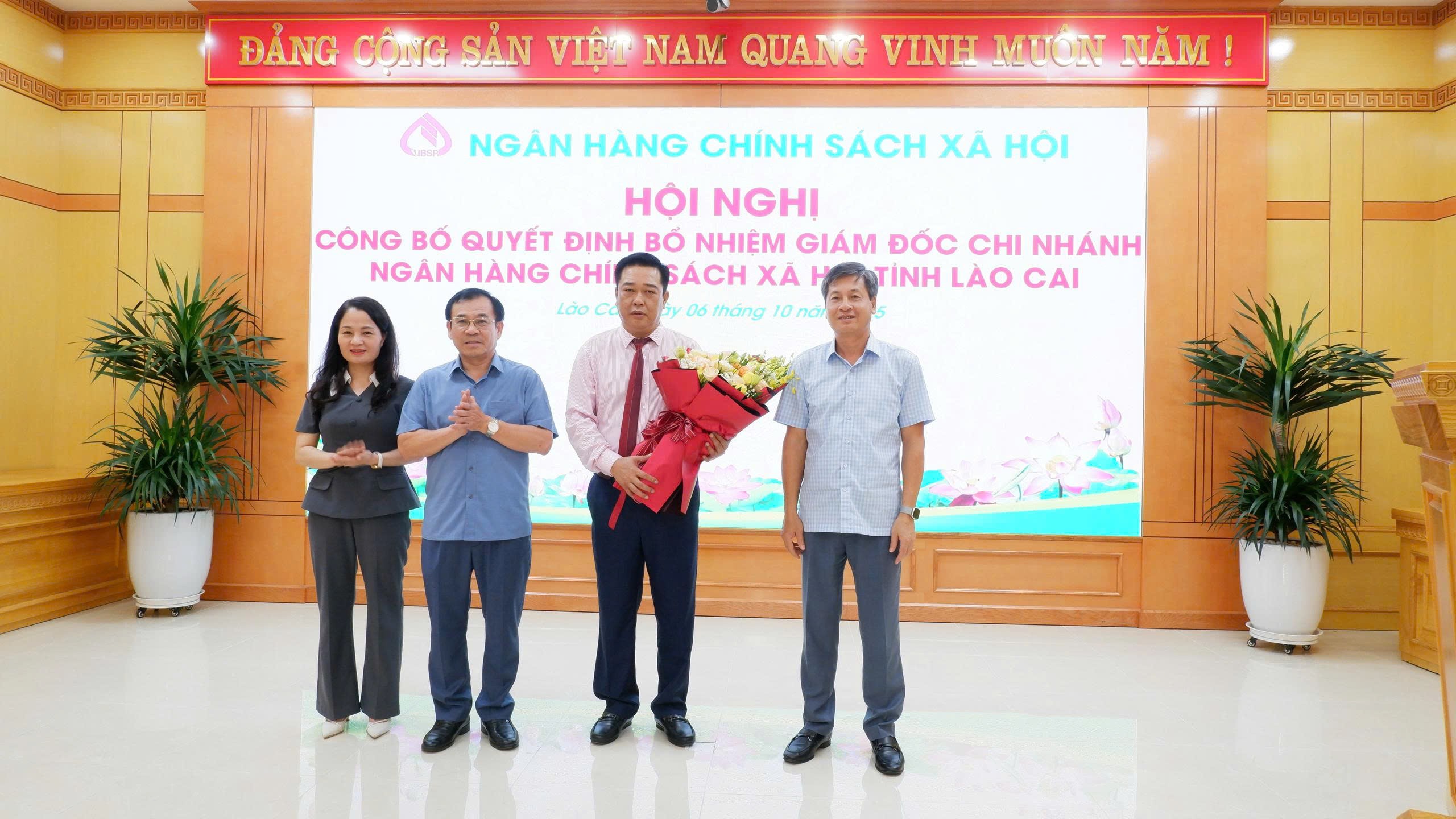 Phó Chủ tịch UBND tỉnh Ngô Hạnh Phúc và Trưởng Ban Tổ chức Tỉnh uỷ Phạm Toàn Thắng tặng hoa chúc mừng đồng chí Trần Quang Sơn. son.jpg