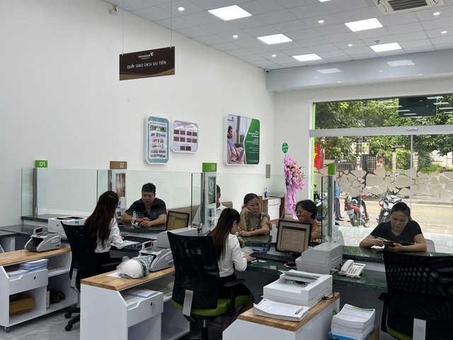 Các chương trình ưu đãi thu hút nhiều khách hàng đến giao dịch trong ngày khai trương. img-5408.jpg
