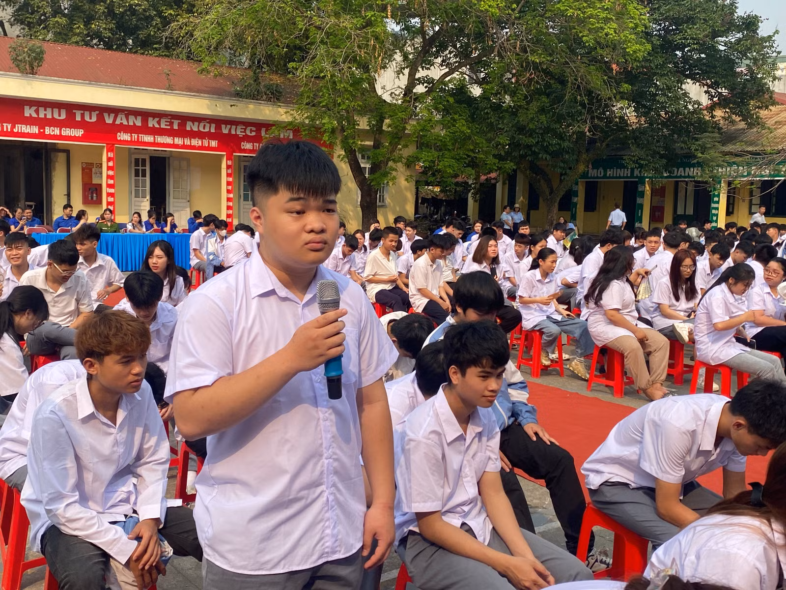 Học viên tham gia giao lưu hỏi - đáp kiến thức pháp luật về phòng, chống ma túy.