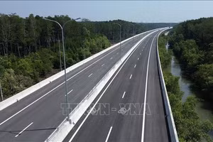 Bị phạt 35 triệu đồng và trừ 10 điểm giấy phép lái xe do quay đầu ô tô trên cao tốc