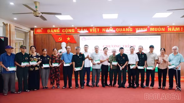 Chi nhánh Ngân hàng Chính sách xã hội tỉnh Lào Cai trao tặng 150 triệu đồng tri ân người có công