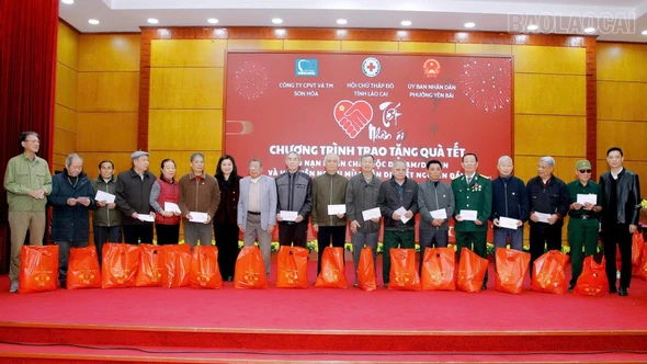 Hội Chữ thập đỏ tỉnh Lào Cai trao 200 suất quà cho nạn nhân da cam/Dioxin và hội viên Hội Người mù