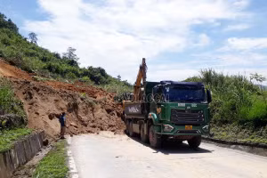 Khẩn trương thi công khắc phục điểm sạt lở trên Quốc lộ 279