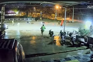 Thông tin ban đầu về vụ việc nam thiếu niên điều khiển xe máy đâm vào cảnh sát giao thông tại thành phố Lào Cai