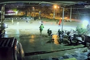 Thông tin ban đầu về vụ việc nam thiếu niên điều khiển xe máy đâm vào cảnh sát giao thông tại thành phố Lào Cai