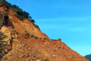 Sạt lở lớn trên Tỉnh lộ 162 (Quý Xa) gây chia cắt giao thông hoàn toàn