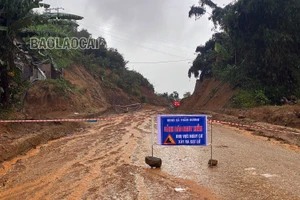 Quốc lộ 279 sạt lở, giao thông từ Văn Bàn đi các xã thượng huyện bị chia cắt hoàn toàn