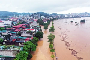 [Ảnh] Nước sông Hồng dâng cao, nhiều khu vực ở thành phố Lào Cai ngập sâu trong nước