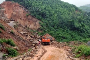 Sạt lở trên Tỉnh lộ 160, giao thông từ xã Nậm Lúc đi xã Bản Cái bị chia cắt hoàn toàn