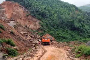 Sạt lở trên Tỉnh lộ 160, giao thông từ xã Nậm Lúc đi xã Bản Cái bị chia cắt hoàn toàn