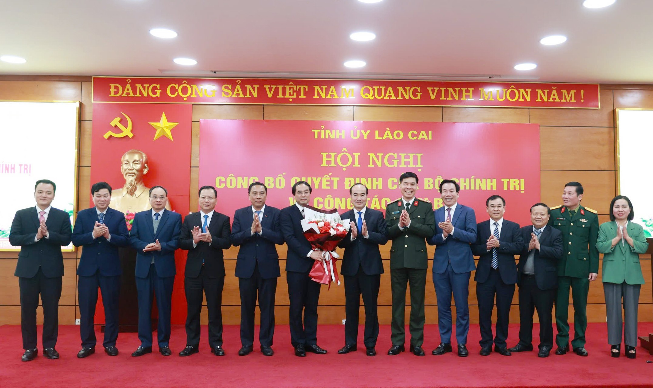 Ban Thường vụ Tỉnh ủy tặng hoa chúc mừng tân Bí thư Tỉnh ủy Lào Cai. a9.jpg