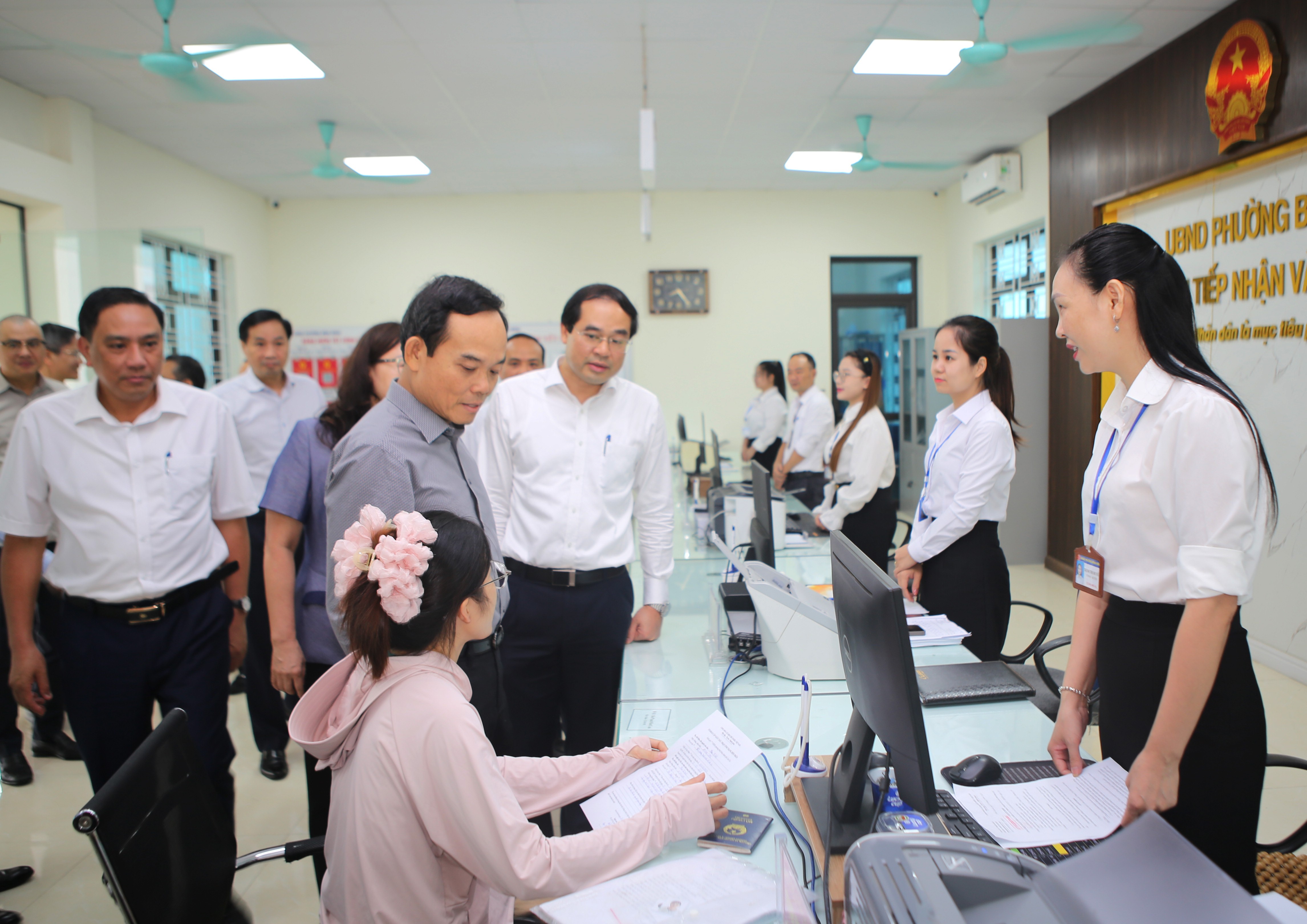 Trưởng Ban Chính sách, Chiến lược Trung ương Trần Lưu Quang khảo sát Trung tâm Phục vụ hành chính công phường Cam Đường. a1.jpg