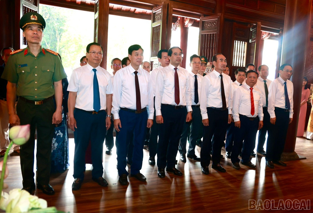 Đoàn đại biểu tỉnh Lào Cai dâng hương tưởng niệm, bày tỏ lòng thành kính, biết ơn sâu sắc công lao to lớn của Chủ tịch Hồ Chí Minh. baolaocai-br_60940c8370a4c5fa9cb5.jpg