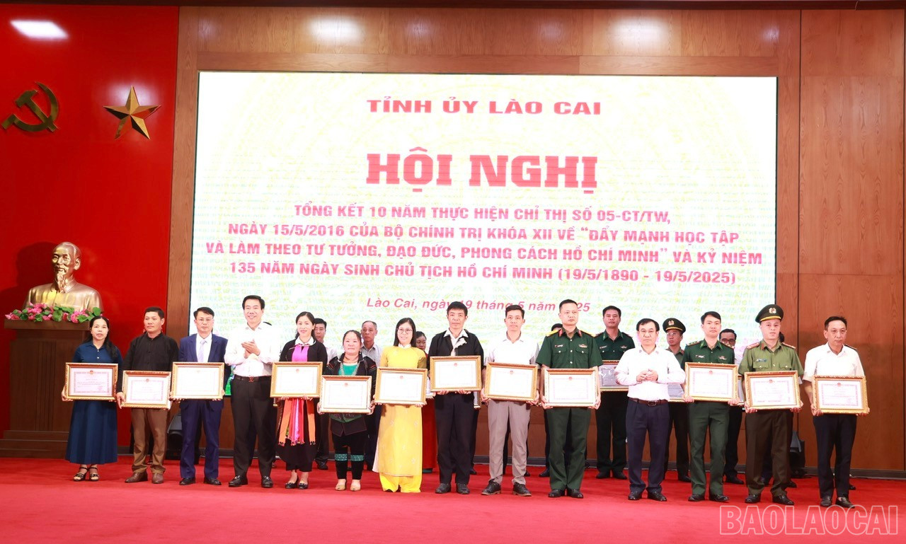 Trao Bằng khen cho các cá nhân điển hình trong 10 năm thực hiện Chỉ thị số 05 của Bộ Chính trị khóa XII. baolaocai-br_124568496669d3378a78.jpg