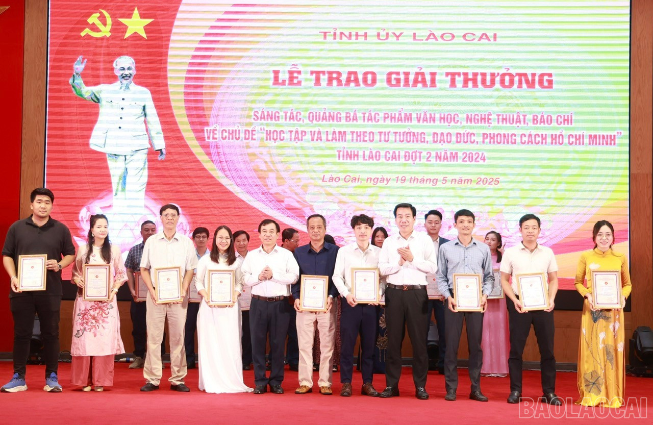Trao giải C cho các tác giả, đại diện nhóm tác giả. baolaocai-br_469eb5645d44e81ab155.jpg